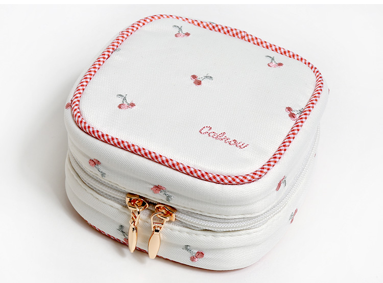 一款日系可爱草莓刺绣小巧首饰盒