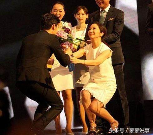 明星见到偶像的反应王一博,易烊千玺胡歌讲话