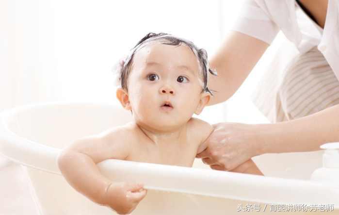 宝宝洗澡耳朵进水了怎么办？教你3招来帮忙，新手爸妈来看下