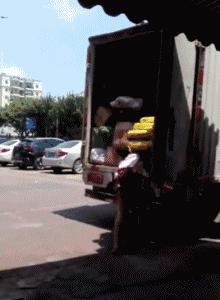 就这么直接插进去，不疼才怪呢，咋就那么猴急呢