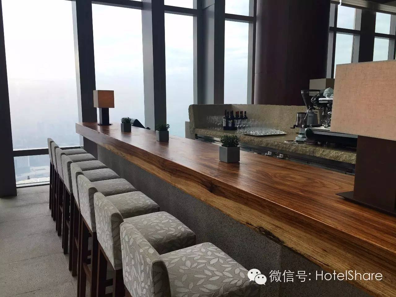 63楼泳池望月、70楼酒吧摘星，广州柏悦|探店首发