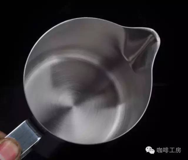 新手选咖啡拉花针还是拉花缸好,拉花拿铁用什么花缸好