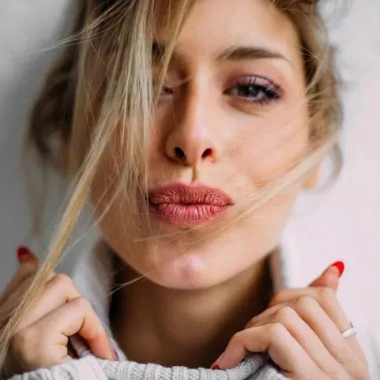 嘴唇一直干裂脱皮使嘴唇变丑,冬季嘴唇开裂最快的解决方法