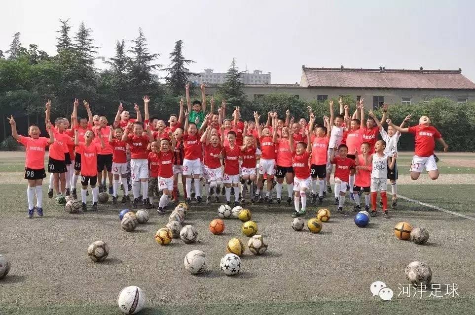 有一个会踢球的女孩真好,足球是一个美丽的女人