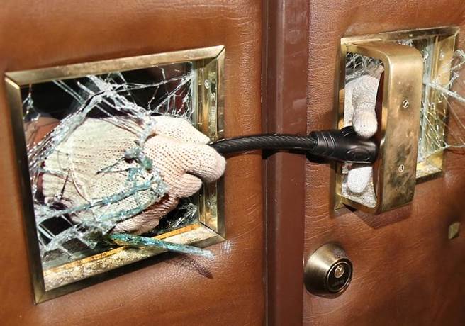 夜宿“立法院”铁链锁大门蔡英文果真会度日如年？