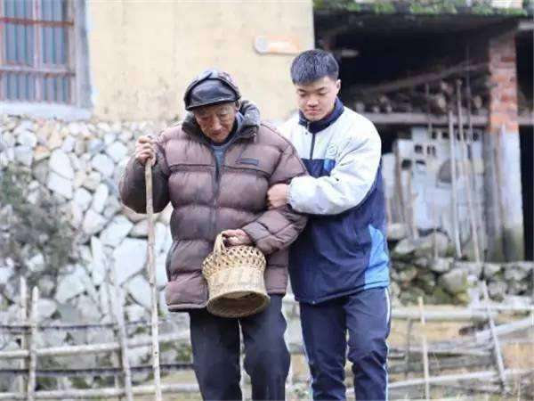 替父还了10年债,信义哥替父还债