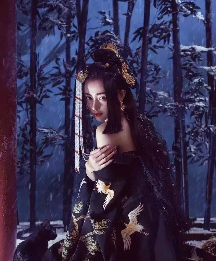 红色挑心系列美甲,明星同款纯色美甲推荐