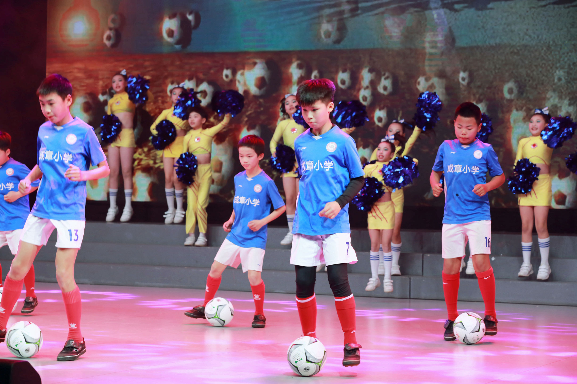 足球秀幼儿园,快乐足球阳光童年