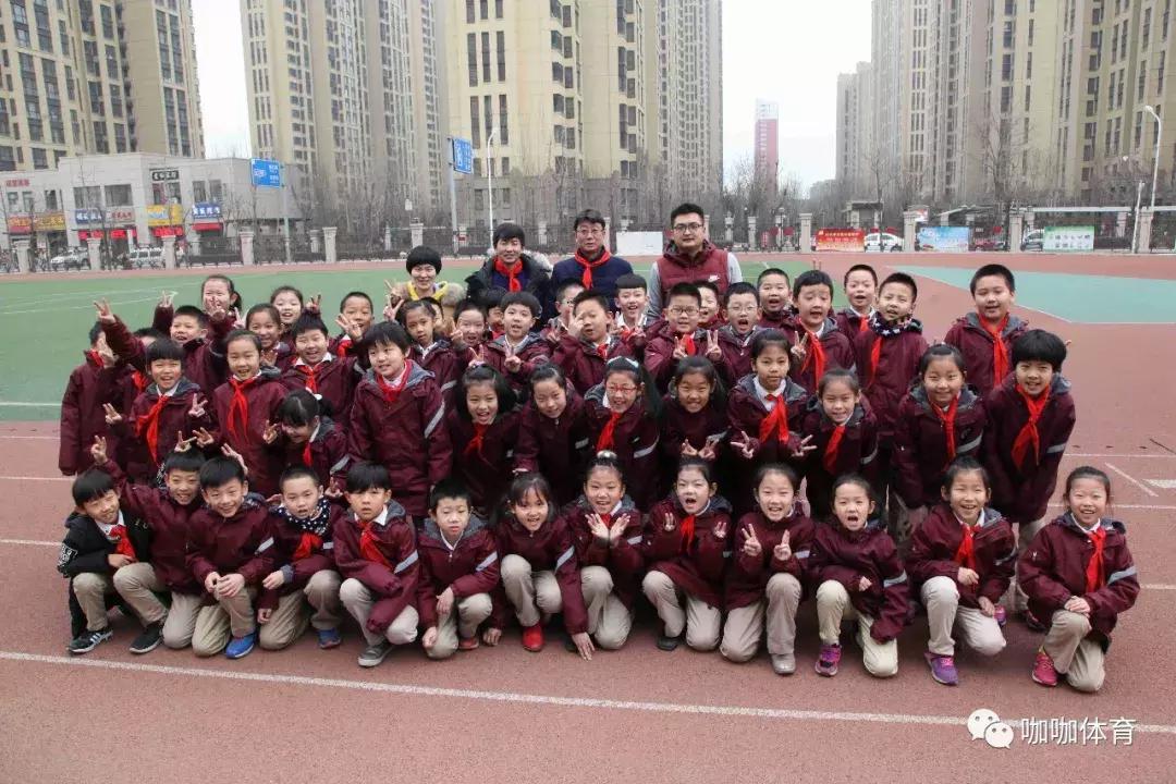 这所学校建成没几年，就被定为全国足球特色学校，厉害了！