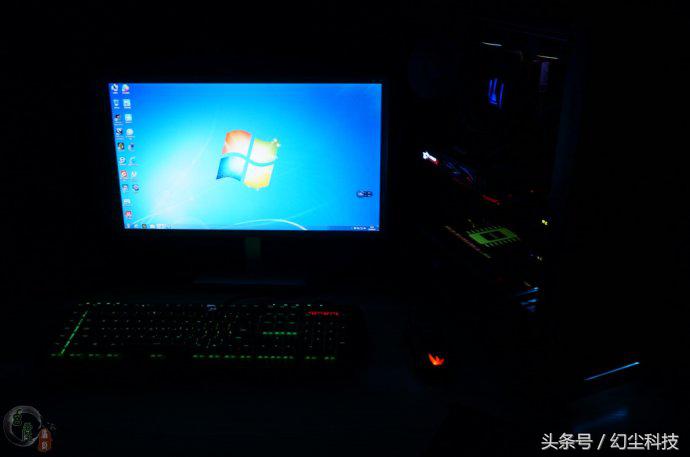 个性的机箱是越来越多了，这款机箱竟然加入了DIY画板功能