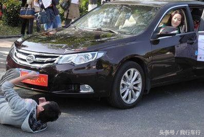 开车撞到人私了不报警犯法吗,开车撞到别人车被敲诈怎么办