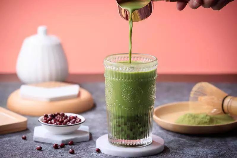 惊了！大胃美少女在建国北路的罗森吃掉一根Dior变色唇膏！