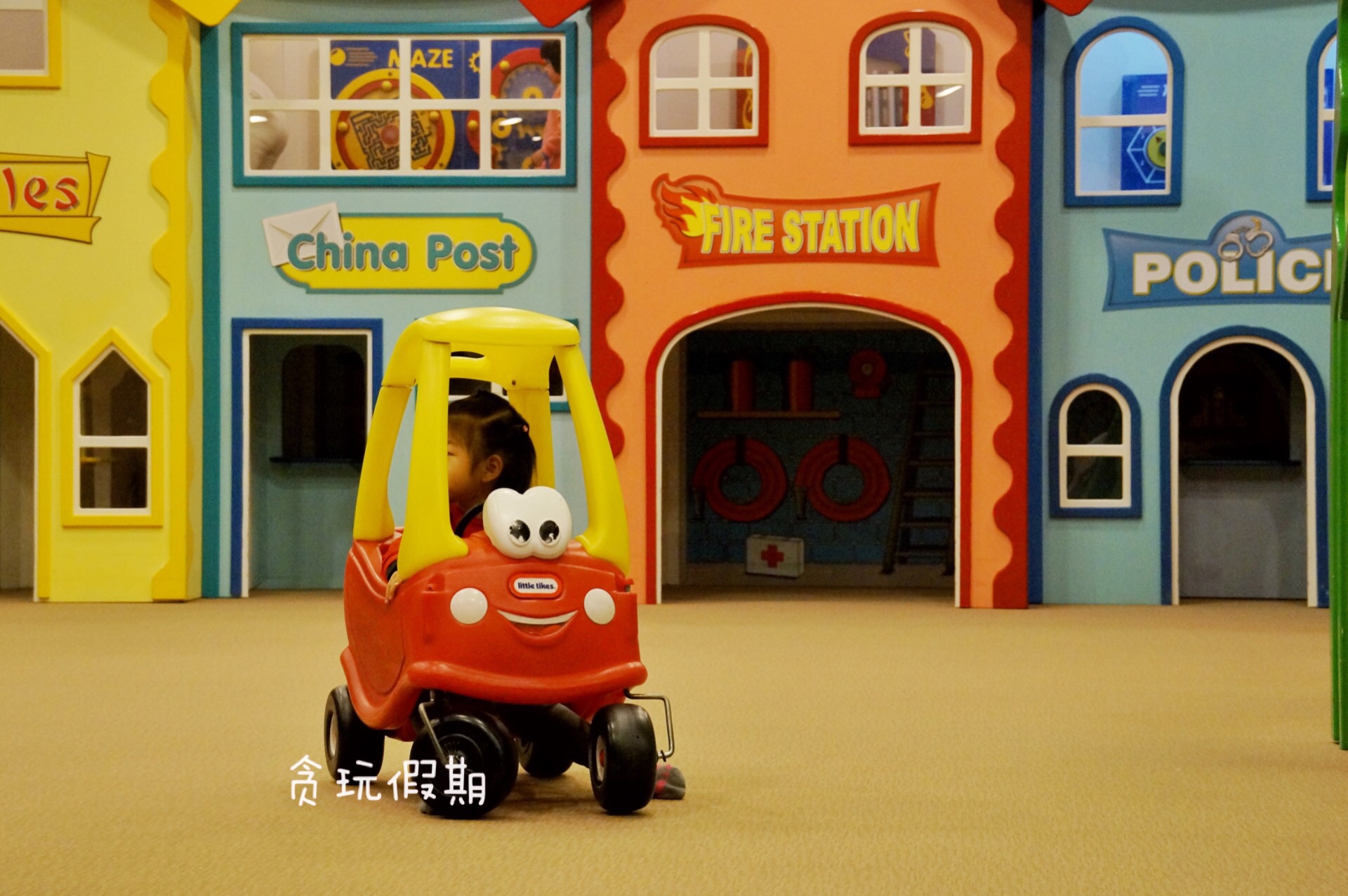 儿童魔鬼大滑梯在哪里 (小孩子玩90度魔鬼滑梯)