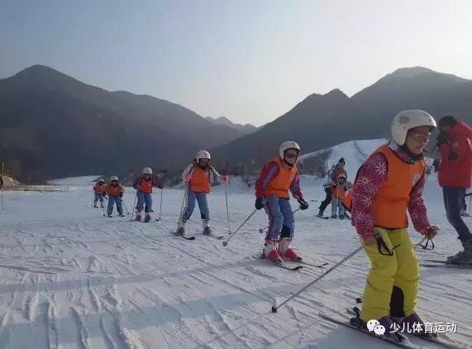 青少年滑雪冬令营报名,天津寒假滑雪训练营