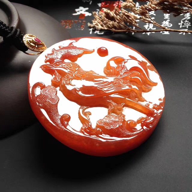 女人戴什么样式的黄金吊坠寓意好,项链吊坠款式是花形代表什么寓意