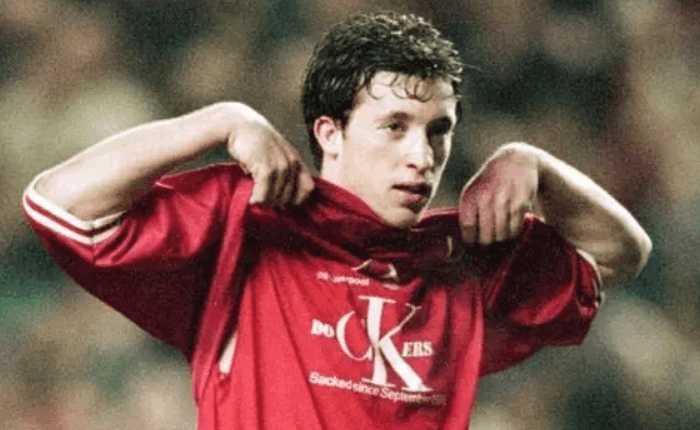 球星卡卡的内衣广告,球员球衣里面套的衣服是啥