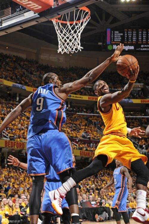 摇摆上篮威少,扭麻花上篮