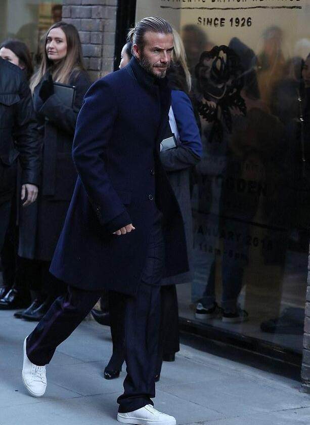 靳东穿风衣耍帅,靳东帅气穿风衣