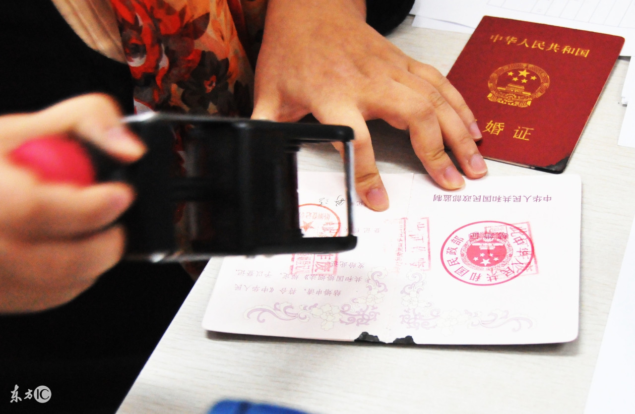 离婚以后女方户口会自动回娘家吗,女方离婚了户口迁回娘家流程