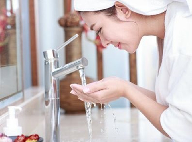 掉进眼睛的睫毛去哪了,睫毛掉在眼睛里怎么快速弄出来