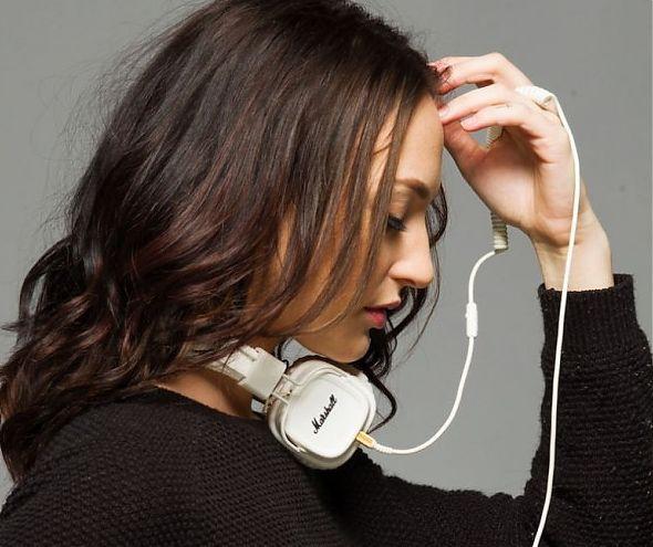想要时尚跟着潮流走,潮流穿搭戴有线耳机