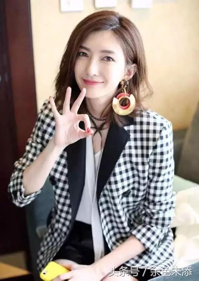 喜欢戴夸张耳饰的不止章子怡，还有她们