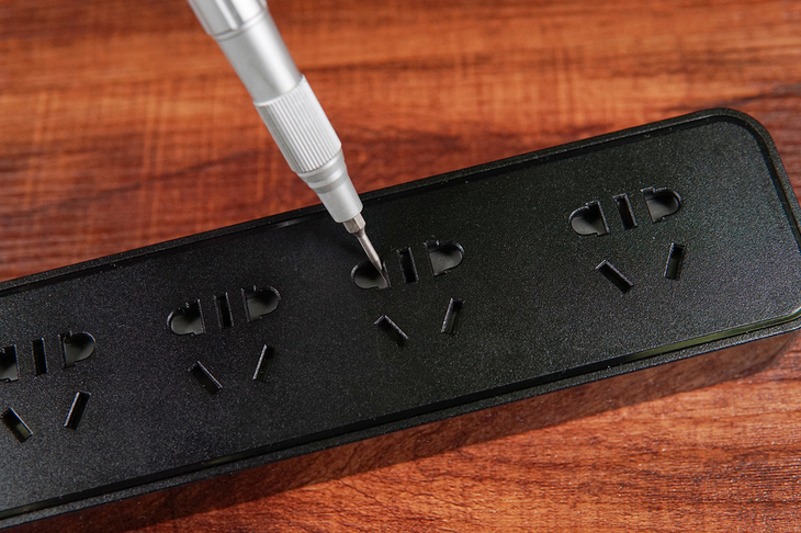 插座电压忽高忽低怎么回事,电压过高插座电压降低