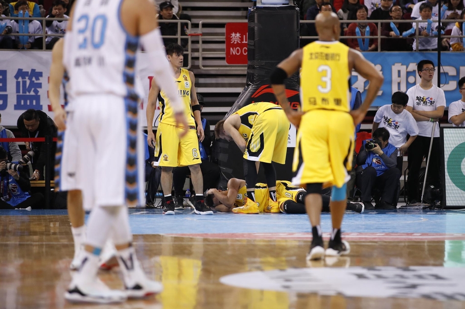 京城德惨遭常林脚踢爆头翟晓川锁喉贺希宁我相信常哥不是有意的