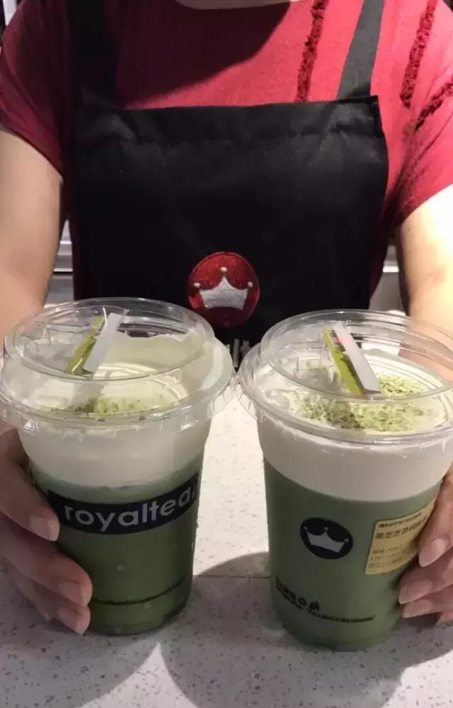 广州奶茶店被挤爆,奶茶店被挤爆