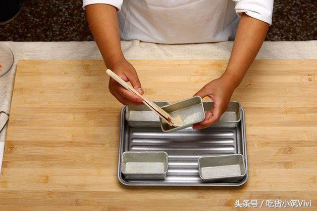 蛋糕冷却脱模正确方法,戚风蛋糕脱模粘模具怎么办