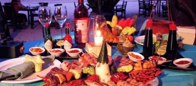 在全球最美夕阳面前，一口喝下巴厘岛的限量蓝！