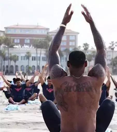 这些出色的男人们,如何谈论瑜伽?