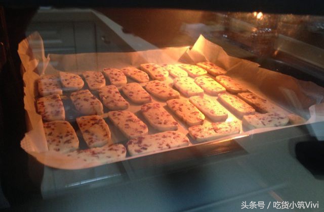 蛋糕冷却脱模正确方法,戚风蛋糕脱模粘模具怎么办