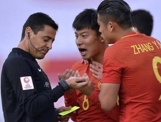 事儿大了，记者爆料中国队输球之后球迷给了主裁判一拳