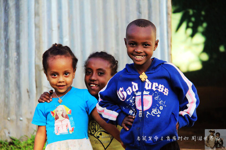 这个市场有意思：理发8元，上网一小时35元，卖花生米用瓶盖