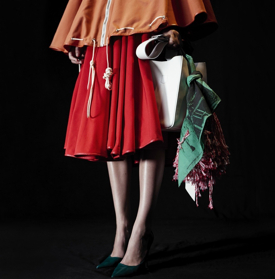 CK曝早春大片,耳环和裙装是亮点,衬衫丑只有超模能穿了