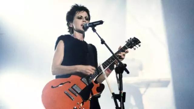 小红莓乐队主唱去世经典曲目回顾,小红莓去世的主唱