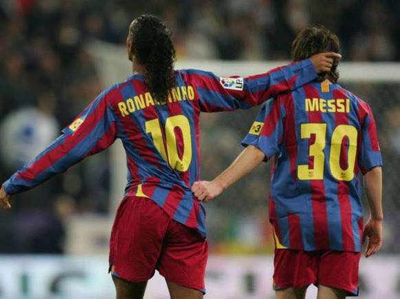 都是足坛浪子,小罗留下一段段传奇!他,留下一滩滩唾弃!