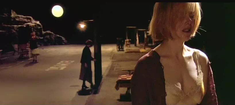 人性的欲望，少女被全镇男人欺负，用铁链囚禁她