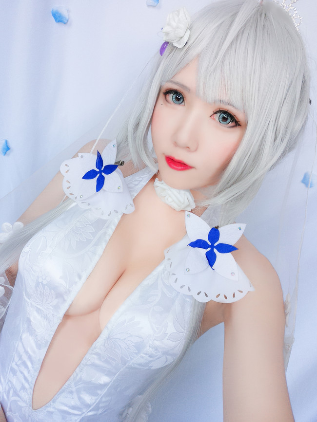 酥胸半露尽显*物尤**看美女是如何装扮COS迷倒众生