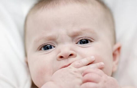 宝宝长痱子宝妈需要忌口吗,宝宝长热痱子跟妈妈饮食有关吗