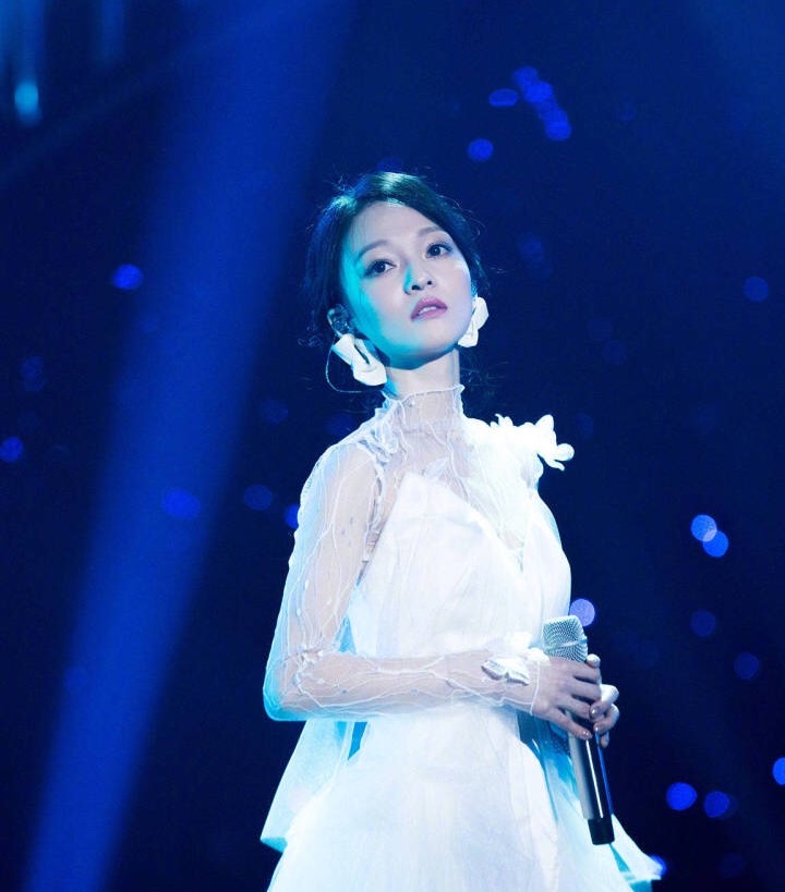 张韶涵参加歌手用的高光,张韶涵吊带白裙惊艳出席歌手舞台