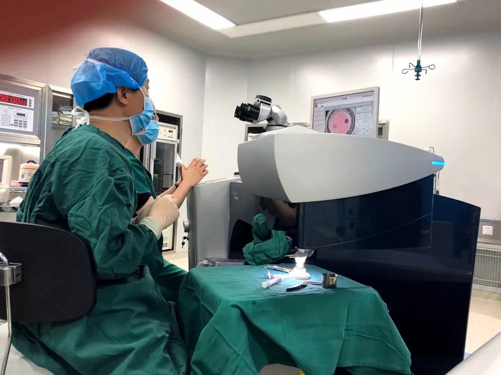 在小小眼球上，三台手术同时进行，不服不行！