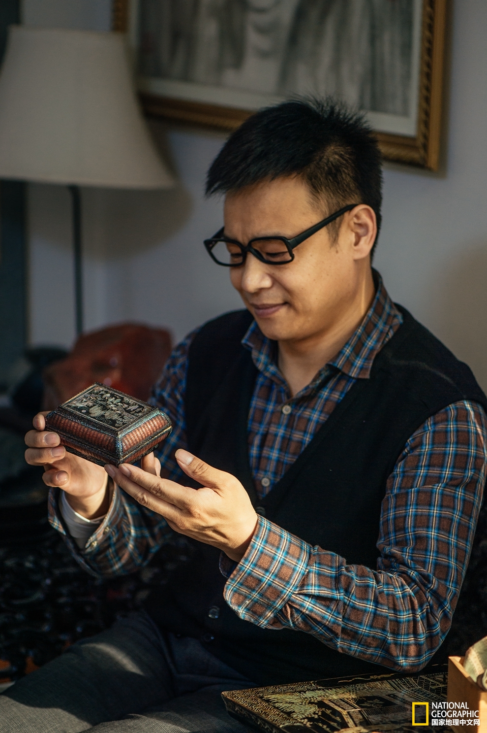 螺钿漆器之打磨,七彩斑斓的螺钿漆器