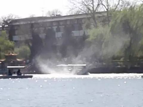 龙卷风把人吹飞的小朋友,龙卷风把老师卷上天