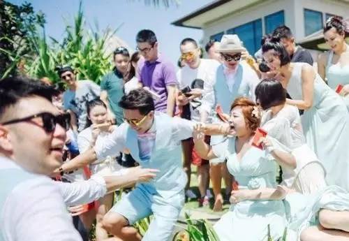 开门后新郎怒扇小姨子！不忍直视，这些低俗婚闹，是要判刑的