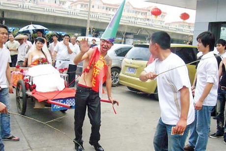 开门后新郎怒扇小姨子！不忍直视，这些低俗婚闹，是要判刑的