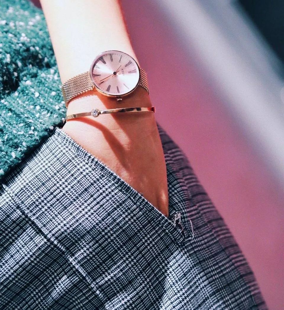 手表该怎么搭配金属表带好看 (手表要这样戴才够潮)