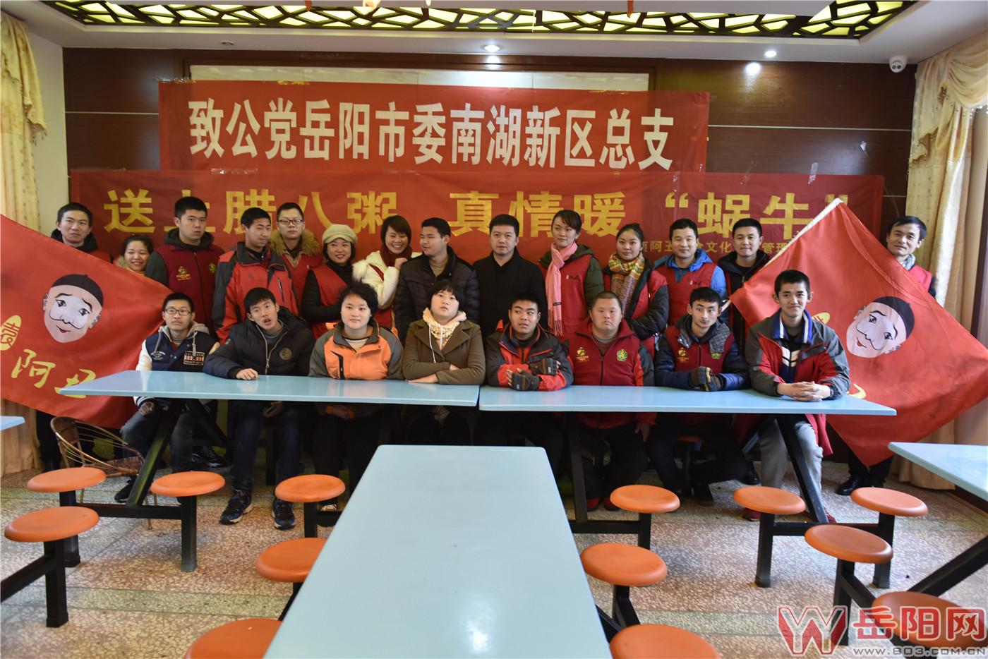 爱心市民为环卫工人送腊八粥,爱心人士为环卫工人送菜