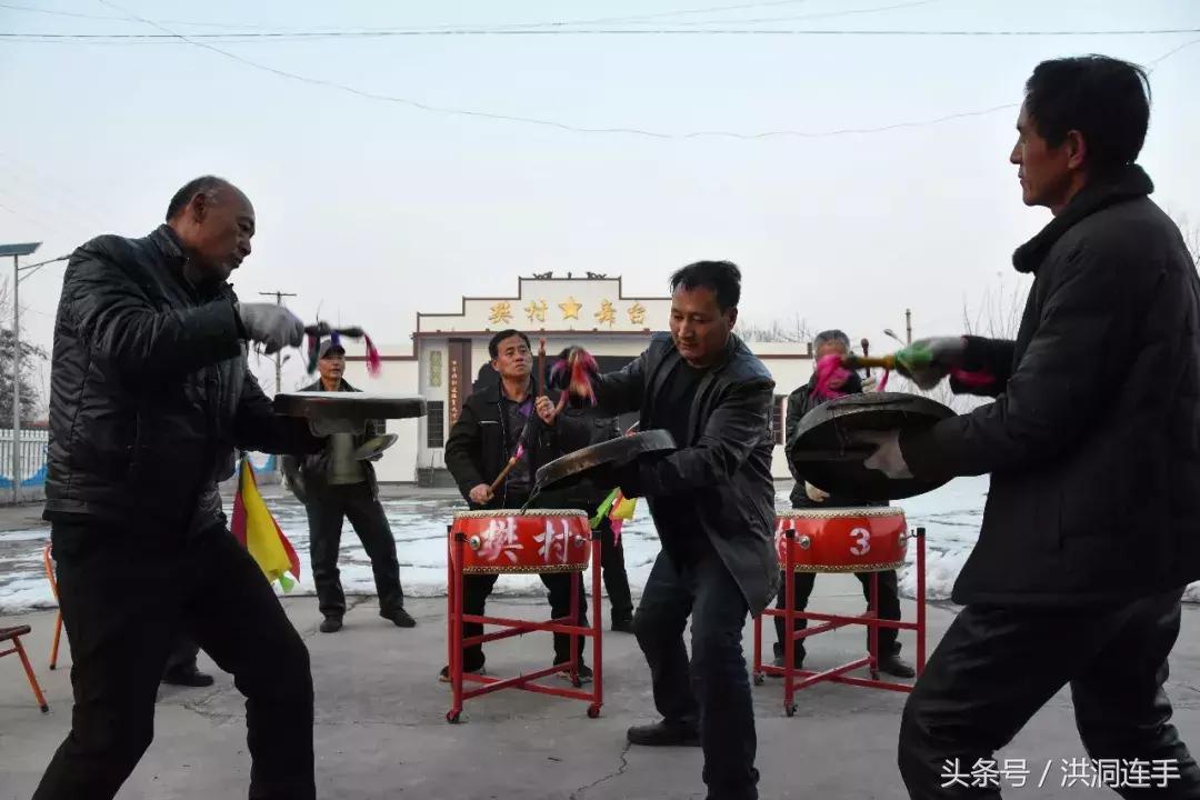 洪洞樊村这群老汉儿真乐哉，威风锣鼓敲得就是美！